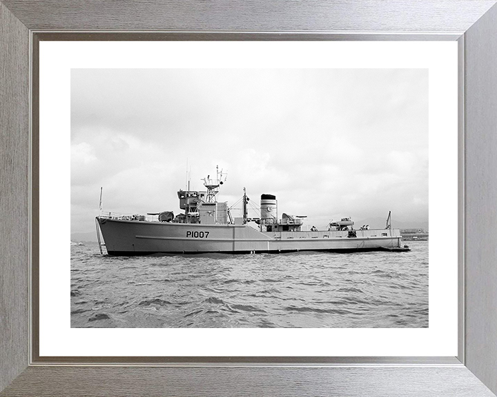 HMS Beachampton (M1007) Royal Navy Ton Class Minesweeper Port Beam View Photo Print Wall Art Decor Posters, Prints, & Visual Artwork Hampshire Prints 10 x 8 Silver Frame Yes