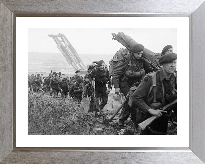 Royal Marines Commandos at Sword Beach on D-Day 1944 Photo Print Hampshire Prints 10 x 8 Silver Frame Yes