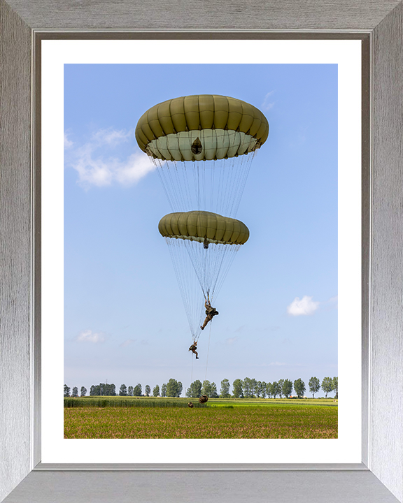 16 Air Assault Brigade Parachuting Photo Print - British Army Hampshire Prints 10 x 8 Silver Frame Yes