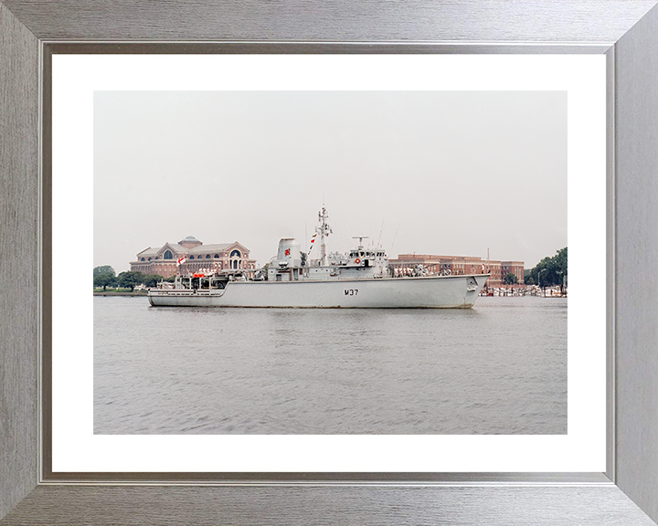 HMS Chiddingfold (M37) Royal Navy Hunt Class Minehunter Starboard Beam Photo Print Wall Art Decor Posters, Prints, & Visual Artwork Hampshire Prints 10 x 8 Silver Frame Yes