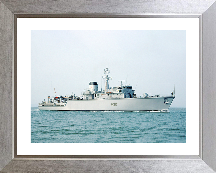 HMS Cottesmore (M32) Royal Navy Hunt Class Mine Warfare Vessel Starboard Beam View Photo Print Wall Art Decor Posters, Prints, & Visual Artwork Hampshire Prints 10 x 8 Silver Frame Yes
