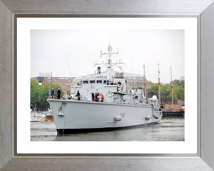 HMS Cattistock (M31) Royal Navy Hunt Class MineHunter Entering Bristol 2011 Photo Print Wall Art Decor Posters, Prints, & Visual Artwork Hampshire Prints 10 x 8 Silver Frame Yes