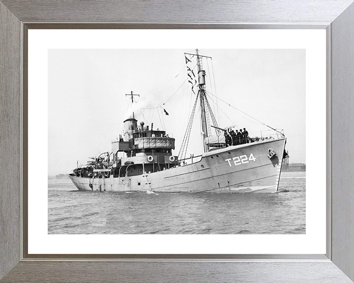 HMS Dunkery (T224) Royal Navy Hills Class Trawler At Sea 1942 Photo Print Wall Art Decor Posters, Prints, & Visual Artwork Hampshire Prints 10 x 8 Silver Frame Yes