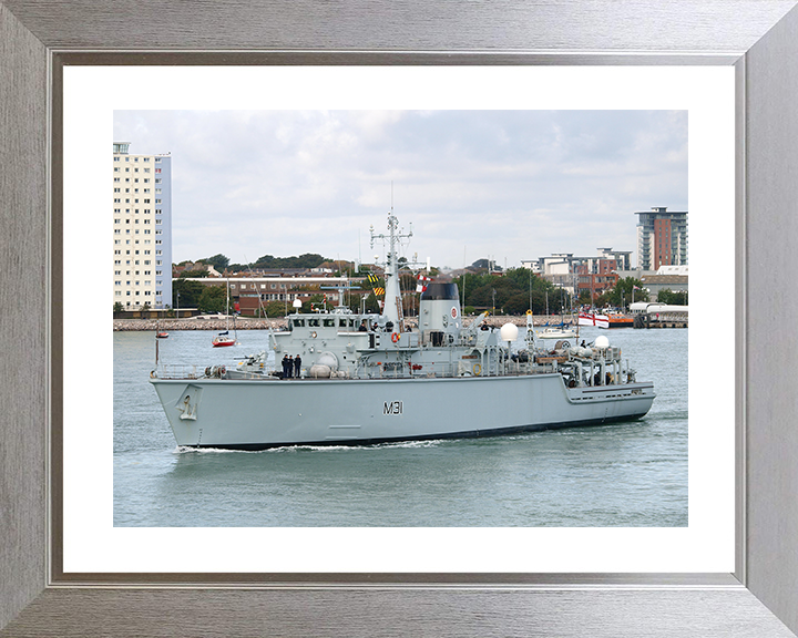 HMS Cattistock (M31) Royal Navy Hunt Class MineHunter Exiting Portsmouth Photo Print Wall Art Decor Posters, Prints, & Visual Artwork Hampshire Prints 10 x 8 Silver Frame Yes