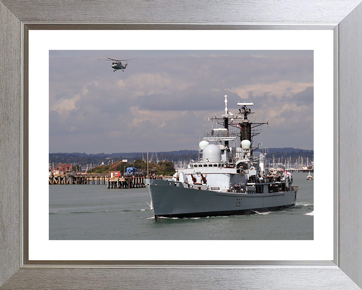 HMS Edinburgh (D97) Royal Navy Type 42 Destroyer Leaving Portsmouth 2006 Photo Print Wall Art Decor Posters, Prints, & Visual Artwork Hampshire Prints 10 x 8 Silver Frame Yes