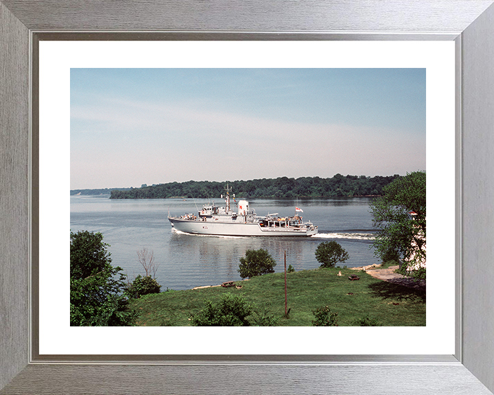 HMS Dulverton (M35) Royal Navy Hunt Class Mine Warfare Vessel USA 1985 Photo Print Wall Art Decor Posters, Prints, & Visual Artwork Hampshire Prints 10 x 8 Silver Frame Yes