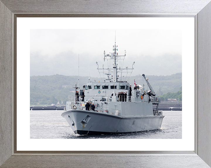 HMS Blyth (M111) Royal Navy Sandown Class Minehunter Deploys 2012 Photo Print Wall Art Decor Posters, Prints, & Visual Artwork Hampshire Prints 10 x 8 Silver Frame Yes