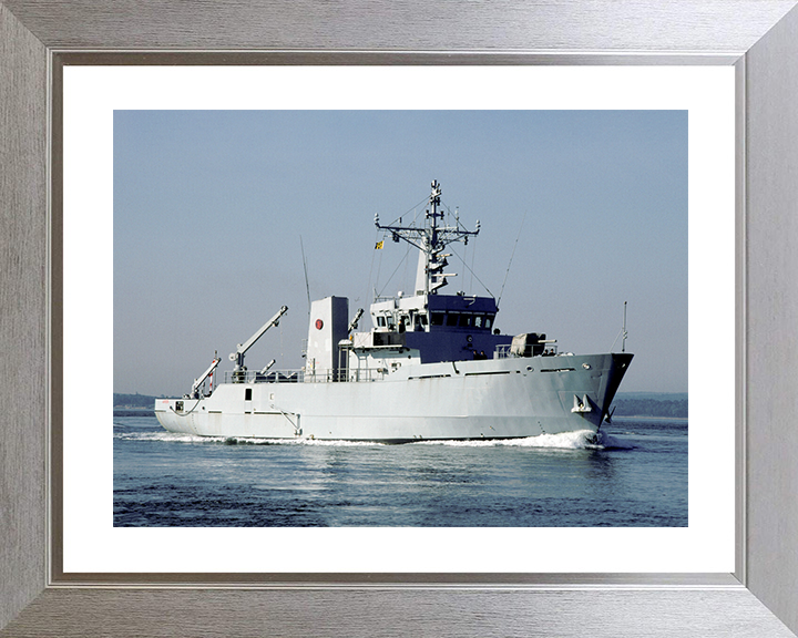 HMS Arun (M2014) Royal Navy River Class Minesweeper Starboard Bow View Photo Print Wall Art Decor Posters, Prints, & Visual Artwork Hampshire Prints 10 x 8 Silver Frame Yes