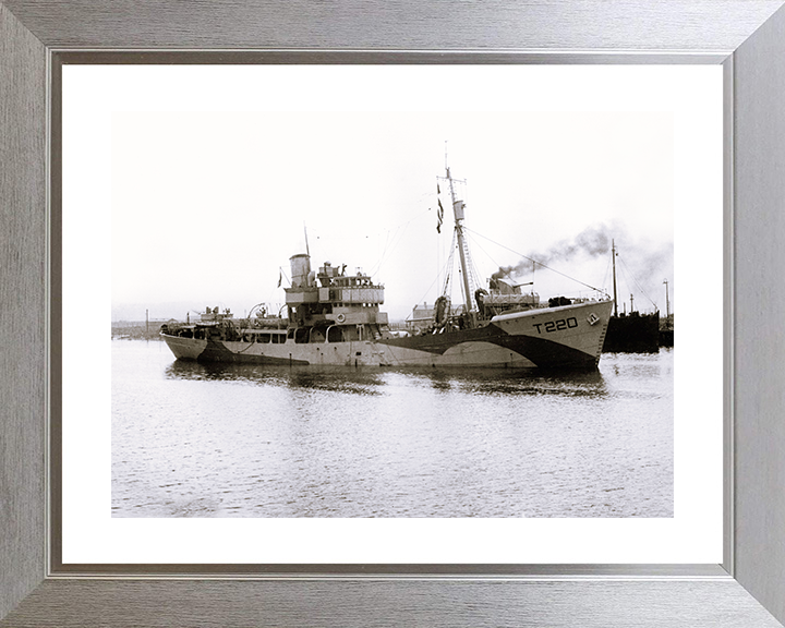 HMS Duncton (T220) Royal Navy Hills Class Trawler Leaving Harbour 1942 Photo Print Wall Art Decor Posters, Prints, & Visual Artwork Hampshire Prints 10 x 8 Silver Frame Yes