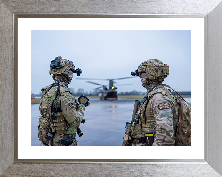 Soldiers Look Towards a Chinook Helicopter Photo Print – British Army Helicopter Operations Wall Art, Military Decor Posters, Prints, & Visual Artwork Hampshire Prints 10 x 8 Silver Frame Yes