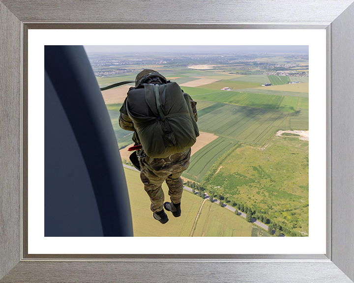 16 Air Assault Brigade Soldier Parachuting Photo Print - British Army Hampshire Prints 10 x 8 Silver Frame Yes