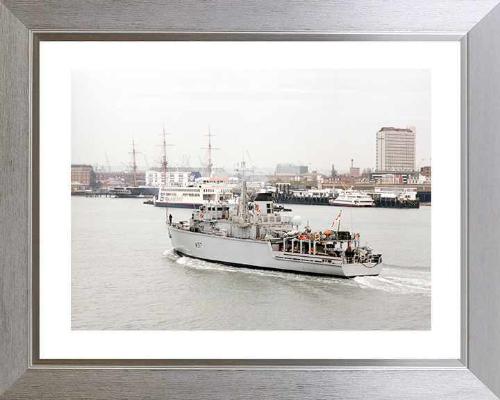 HMS Chiddingfold (M37) Royal Navy Hunt Class Minehunter Entering Portsmouth Photo Print Wall Art Decor Posters, Prints, & Visual Artwork Hampshire Prints 10 x 8 Silver Frame Yes