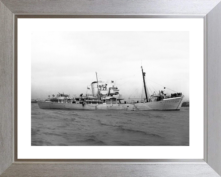 HMS Grenadier (T334) Royal Navy Military Class Trawler At Sea 1943 Photo Print Wall Art Decor Posters, Prints, & Visual Artwork Hampshire Prints 10 x 8 Silver Frame Yes