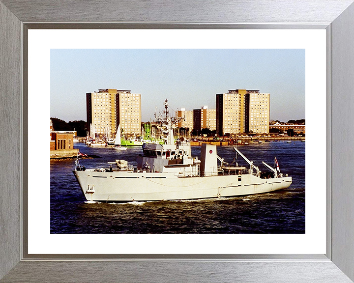 HMS Blackwater (M2008) Royal Navy River Class Minesweeper Leaving Portsmouth Photo Print Wall Art Decor Posters, Prints, & Visual Artwork Hampshire Prints 10 x 8 Silver Frame Yes
