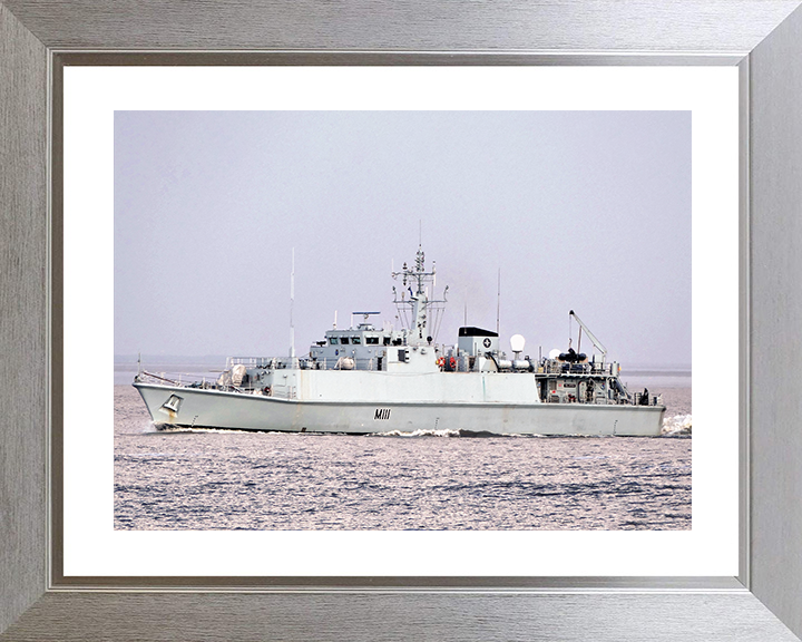 HMS Blyth (M111) Royal Navy Sandown Class Minehunter Port Side View Photo Print Wall Art Decor Posters, Prints, & Visual Artwork Hampshire Prints 10 x 8 Silver Frame Yes