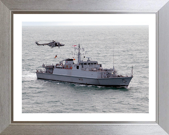 HMS Grimsby M108 | Photo Print | Framed Print | Sandown Class | Minehunter | Royal Navy Hampshire Prints