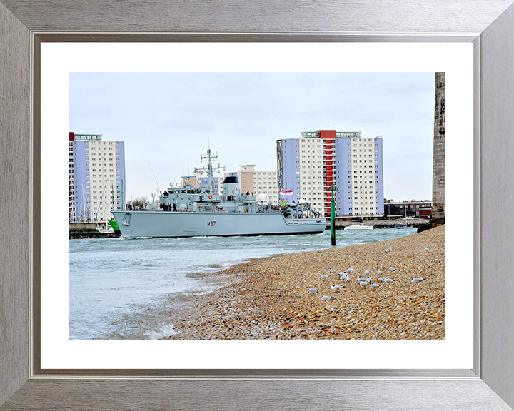 HMS Chiddingfold (M37) Photo Print - Leaving Portsmouth 2013 - Royal Navy Hunt Class Minehunter Posters, Prints, & Visual Artwork Hampshire Prints 10 x 8 Silver Frame Yes