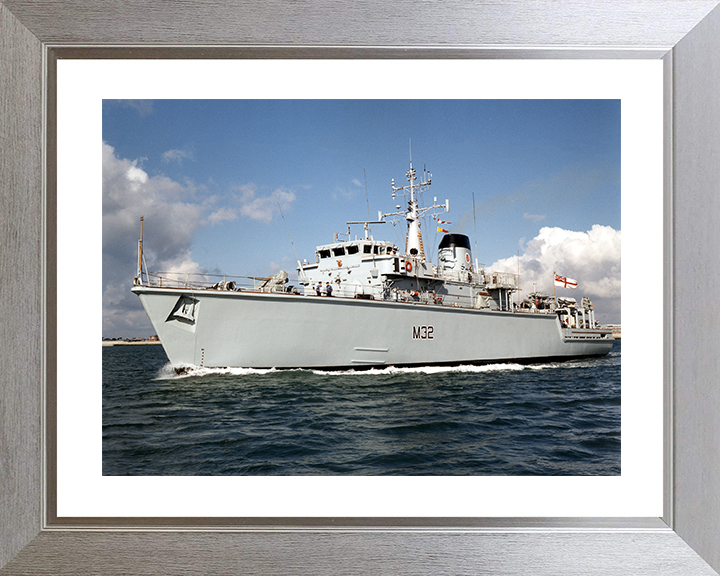 HMS Cottesmore (M32) Royal Navy Hunt Class Mine Warfare Vessel Leaving Portsmouth Photo Print Wall Art Decor Posters, Prints, & Visual Artwork Hampshire Prints 10 x 8 Silver Frame Yes