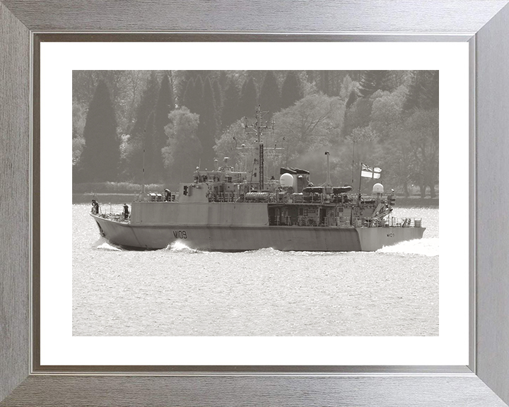 HMS Bangor (M109) Royal Navy Sandown Class Minehunter Clyde 2008 Photo Print Wall Art Decor Posters, Prints, & Visual Artwork Hampshire Prints 10 x 8 Silver Frame Yes