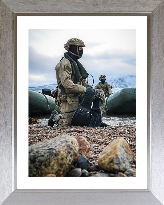 Royal Marine Kneeling with Flippers During beach assault Photo Print 30 Commando Marines Wall Art Decor Posters, Prints, & Visual Artwork Hampshire Prints 10 x 8 Silver Frame Yes