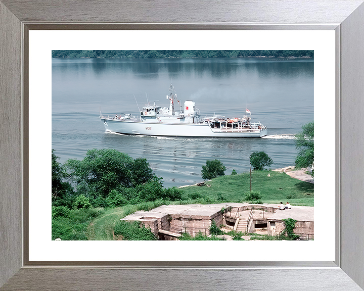 HMS Cottesmore (M32) Royal Navy Hunt Class Mine Warfare Vessel Entering Washington Photo Print Wall Art Decor Posters, Prints, & Visual Artwork Hampshire Prints 10 x 8 Silver Frame Yes