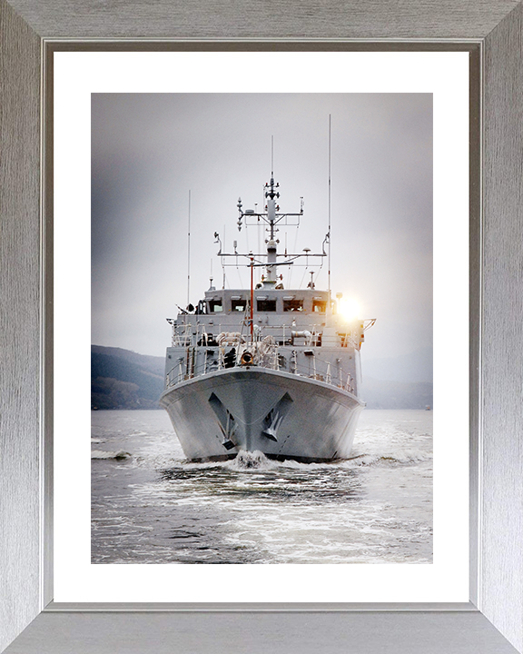 HMS Blyth (M111) Royal Navy Sandown Class Minehunter Scotland 2008 Photo Print Wall Art Decor Posters, Prints, & Visual Artwork Hampshire Prints 10 x 8 Silver Frame Yes