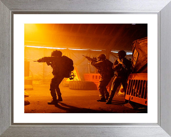 British Army Irish Guards Soldiers Urban Warfare Training 2026 Photo Print Wall Art Military Decor Posters, Prints, & Visual Artwork Hampshire Prints 10 x 8 Silver Frame Yes