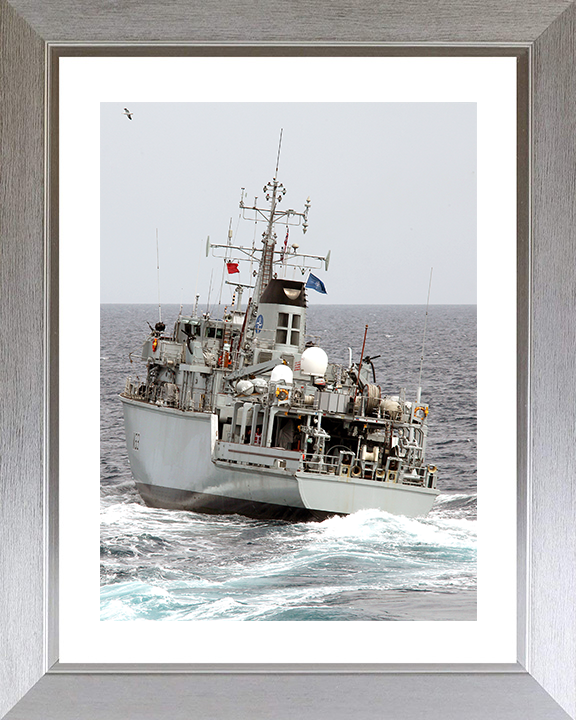 HMS Brocklesby (M33) Royal Navy Hunt Class Mine Warfare Vessel Stern View Photo Print Wall Art Decor Posters, Prints, & Visual Artwork Hampshire Prints 10 x 8 Silver Frame Yes