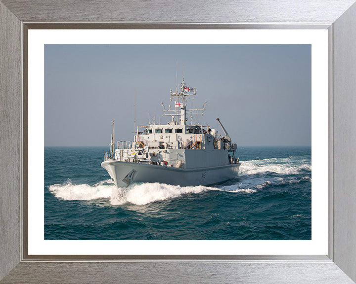 HMS Shoreham M112 | Photo Print | Framed Print | Sandown Class | Minehunter | Royal Navy Hampshire Prints