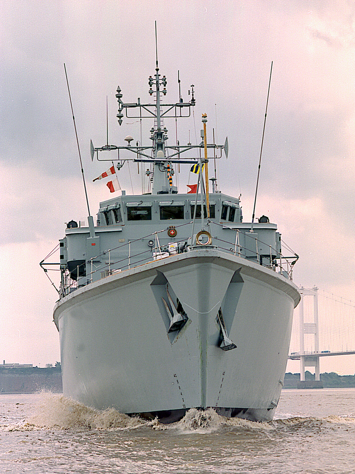 HMS Berkeley (M40) Royal Navy Hunt Class Mine Warfare Vessel Bow View Photo Print Wall Art Decor Posters, Prints, & Visual Artwork Hampshire Prints 6 x 4 No Frame No