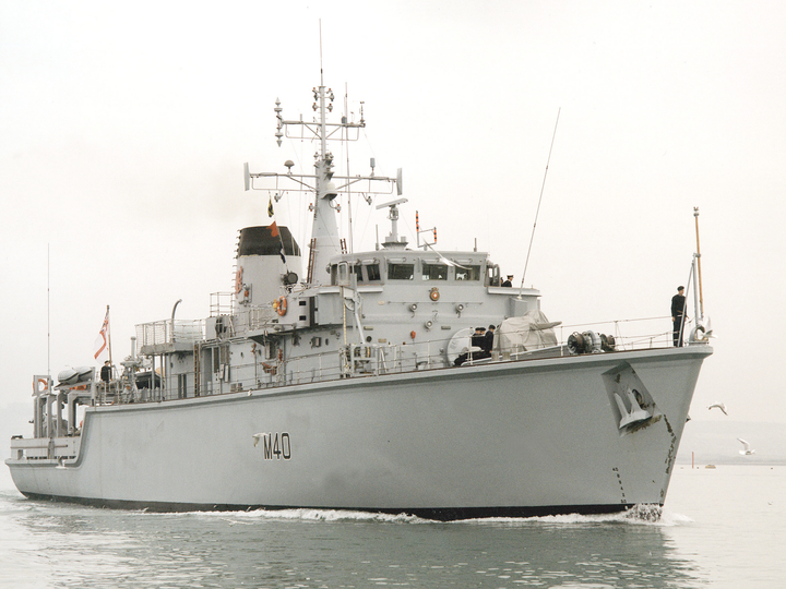 HMS Berkeley (M40) Royal Navy Hunt Class Mine Warfare Vessel Entering Harbour Photo Print Wall Art Decor Posters, Prints, & Visual Artwork Hampshire Prints 6 x 4 No Frame No