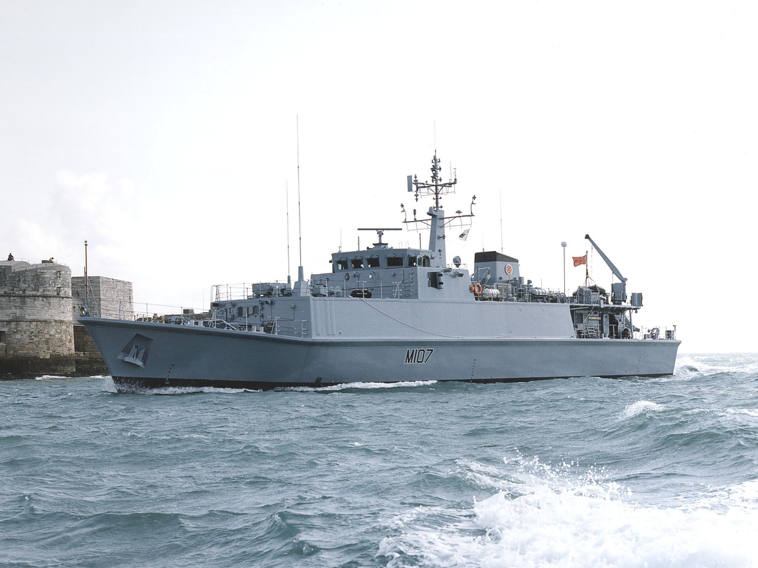 HMS Pembroke (M107) Photo Print - Entering Portsmouth 1997 - Royal Navy Sandown Class Minehunter