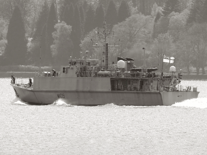 HMS Bangor (M109) Royal Navy Sandown Class Minehunter Clyde 2008 Photo Print Wall Art Decor Posters, Prints, & Visual Artwork Hampshire Prints 6 x 4 No Frame No