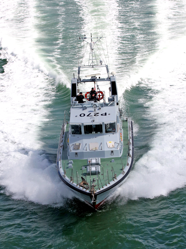 HMS Biter (P270) Photo Print - Bow View 2017 - Royal Navy Archer Class P2000 Patrol Vessel Posters, Prints, & Visual Artwork Hampshire Prints 6 x 4 No Frame No
