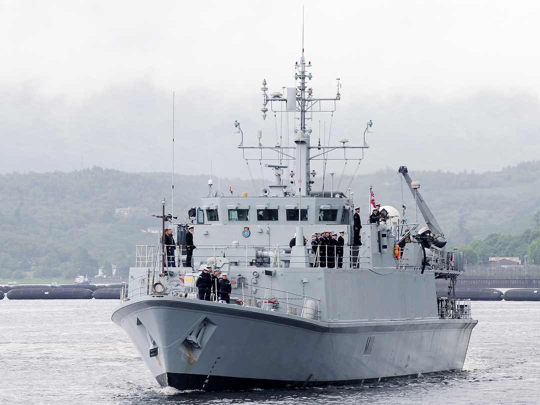 HMS Blyth (M111) Royal Navy Sandown Class Minehunter Deploys 2012 Photo Print Wall Art Decor Posters, Prints, & Visual Artwork Hampshire Prints 6 x 4 No Frame No