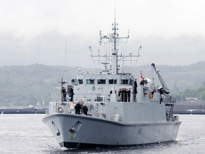 HMS Blyth (M111) Royal Navy Sandown Class Minehunter Deploys 2012 Photo Print Wall Art Decor Posters, Prints, & Visual Artwork Hampshire Prints 6 x 4 No Frame No