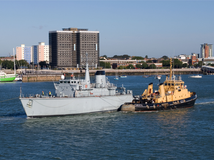 HMS Brecon (M29) Photo Print - Under Tow 2007 - Royal Navy Hunt Class Mine Warfare Vessel Posters, Prints, & Visual Artwork Hampshire Prints 6 x 4 No Frame No