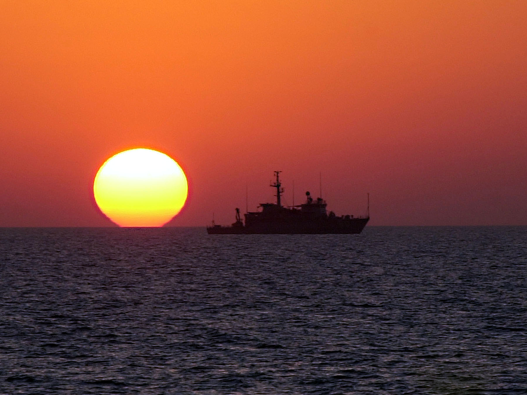 HMS Brocklesby (M33) Photo Print - Silhouette 2003 - Royal Navy Hunt Class Mine Warfare Vessel Posters, Prints, & Visual Artwork Hampshire Prints 6 x 4 No Frame No