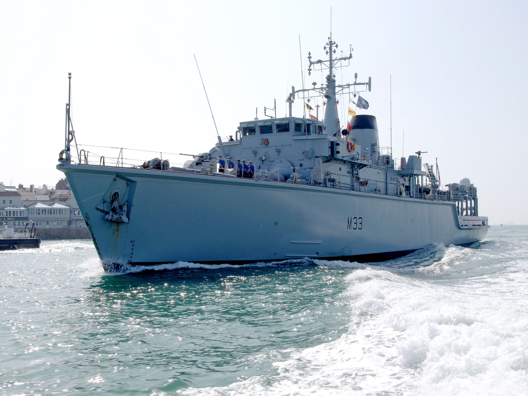 HMS Brocklesby (M33) Photo Print - Homecoming 2009 - Royal Navy Hunt Class Mine Warfare Vessel Posters, Prints, & Visual Artwork Hampshire Prints 6 x 4 No Frame No
