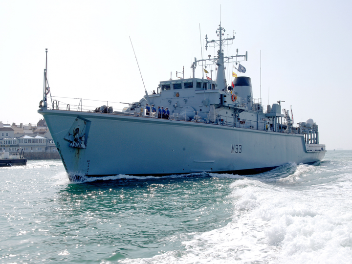 HMS Brocklesby (M33) Photo Print - Homecoming 2009 - Royal Navy Hunt Class Mine Warfare Vessel Posters, Prints, & Visual Artwork Hampshire Prints 6 x 4 No Frame No