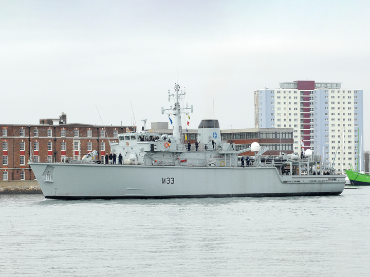 HMS Brocklesby (M33) Photo Print - Leaving Portsmouth 2011 - Royal Navy Hunt Class Mine Warfare Vessel Posters, Prints, & Visual Artwork Hampshire Prints 6 x 4 No Frame No