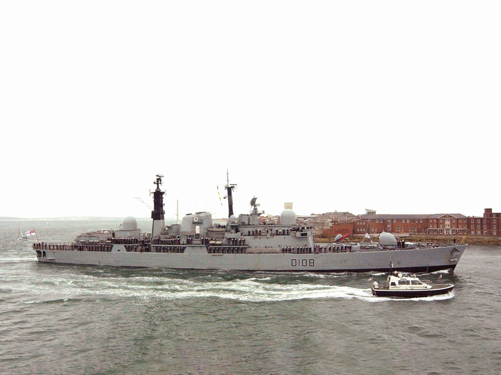 HMS Cardiff (D108) Royal Navy Type 42 Destroyer Entering Portsmouth 2005 Photo Print Wall Art Decor Posters, Prints, & Visual Artwork Hampshire Prints 6 x 4 No Frame No