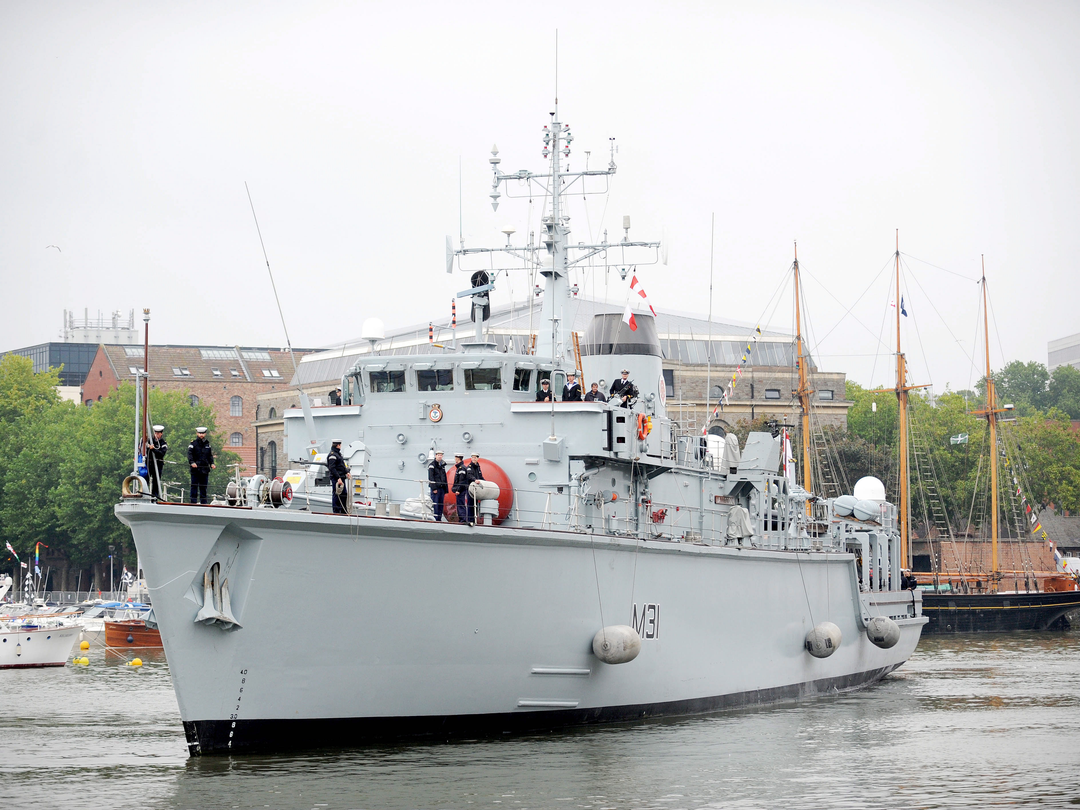 HMS Cattistock (M31) Royal Navy Hunt Class MineHunter Entering Bristol 2011 Photo Print Wall Art Decor Posters, Prints, & Visual Artwork Hampshire Prints 6 x 4 No Frame No