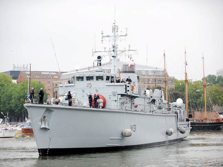 HMS Cattistock (M31) Royal Navy Hunt Class MineHunter Entering Bristol 2011 Photo Print Wall Art Decor Posters, Prints, & Visual Artwork Hampshire Prints 6 x 4 No Frame No
