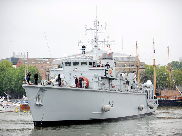 HMS Cattistock (M31) Photo Print - Entering Bristol 2011 - Royal Navy Hunt Class MineHunter Posters, Prints, & Visual Artwork Hampshire Prints 6 x 4 No Frame No
