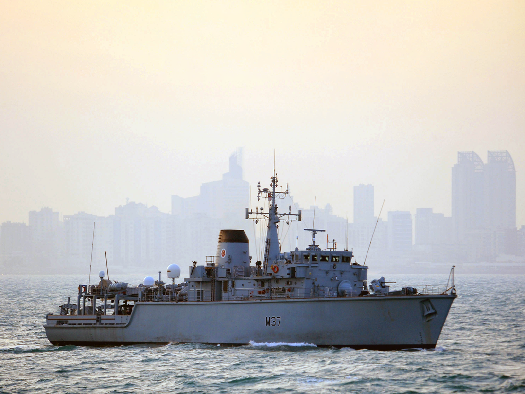 HMS Chiddingfold (M37) Photo Print - Kuwait 2009 - Royal Navy Hunt Class Minehunter Posters, Prints, & Visual Artwork Hampshire Prints 6 x 4 No Frame No