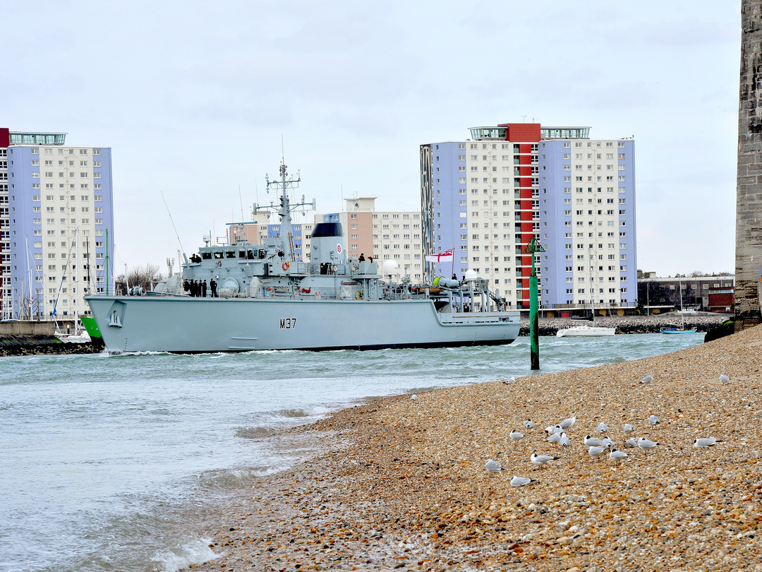 HMS Chiddingfold (M37) Photo Print - Leaving Portsmouth 2013 - Royal Navy Hunt Class Minehunter Posters, Prints, & Visual Artwork Hampshire Prints 6 x 4 No Frame No