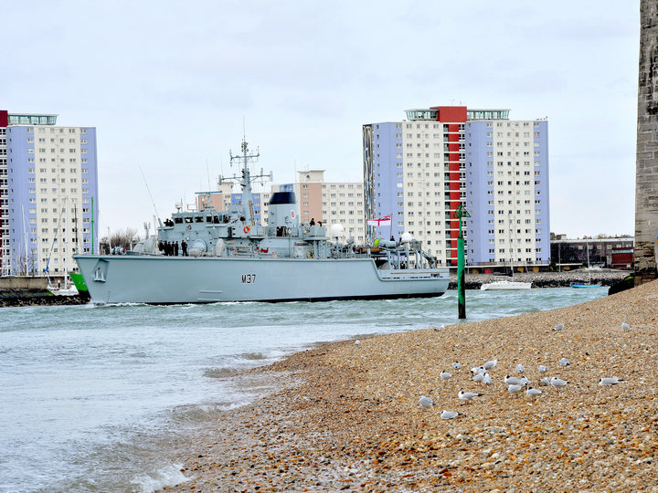 HMS Chiddingfold (M37) Photo Print - Leaving Portsmouth 2013 - Royal Navy Hunt Class Minehunter Posters, Prints, & Visual Artwork Hampshire Prints 6 x 4 No Frame No