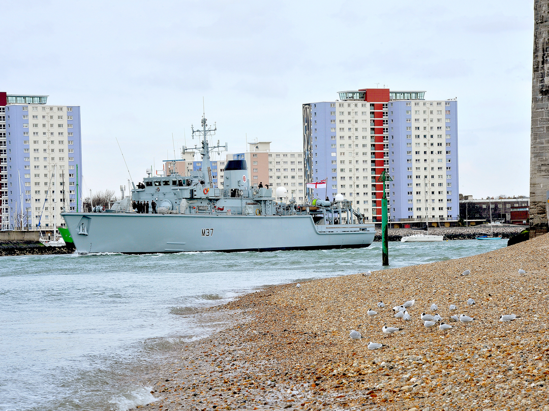 HMS Chiddingfold (M37) Photo Print - Leaving Portsmouth 2013 - Royal Navy Hunt Class Minehunter Posters, Prints, & Visual Artwork Hampshire Prints 6 x 4 No Frame No