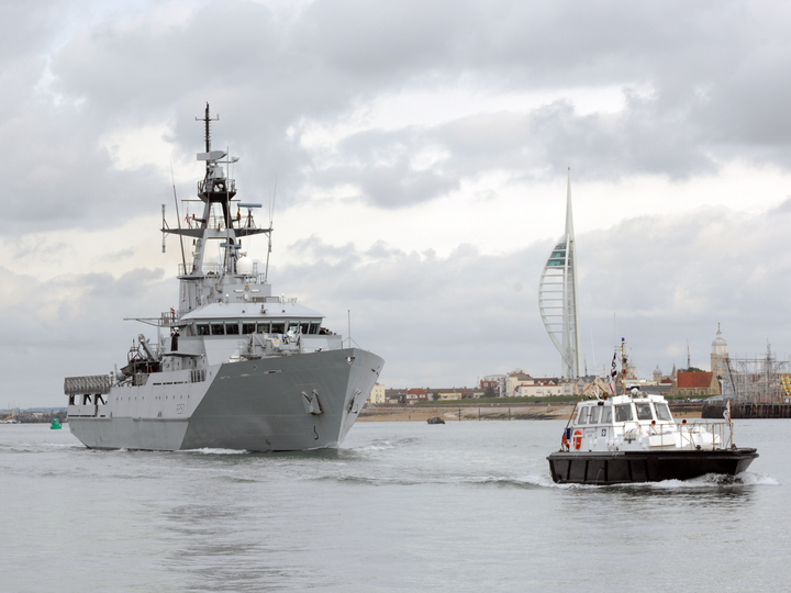 HMS Clyde (P257) Photo Print - Leaves Portsmouth 2007 - Royal Navy River Class Patrol Vessel Posters, Prints, & Visual Artwork Hampshire Prints 6 x 4 No Frame No
